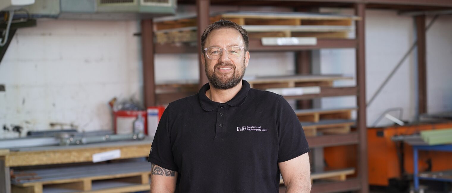 Dachdeckermeister von FuB in der Werkstatt