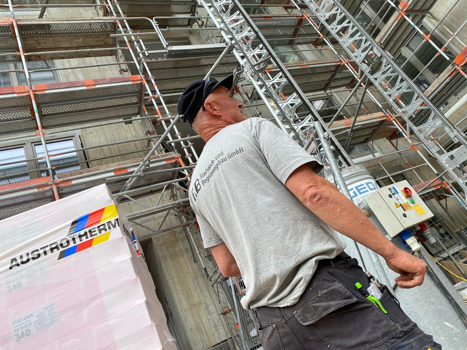 FuB-Dachdecker verlegt eine Dachabdichtung auf einem Flachdach – Abdichtungsarbeiten Wiesbaden