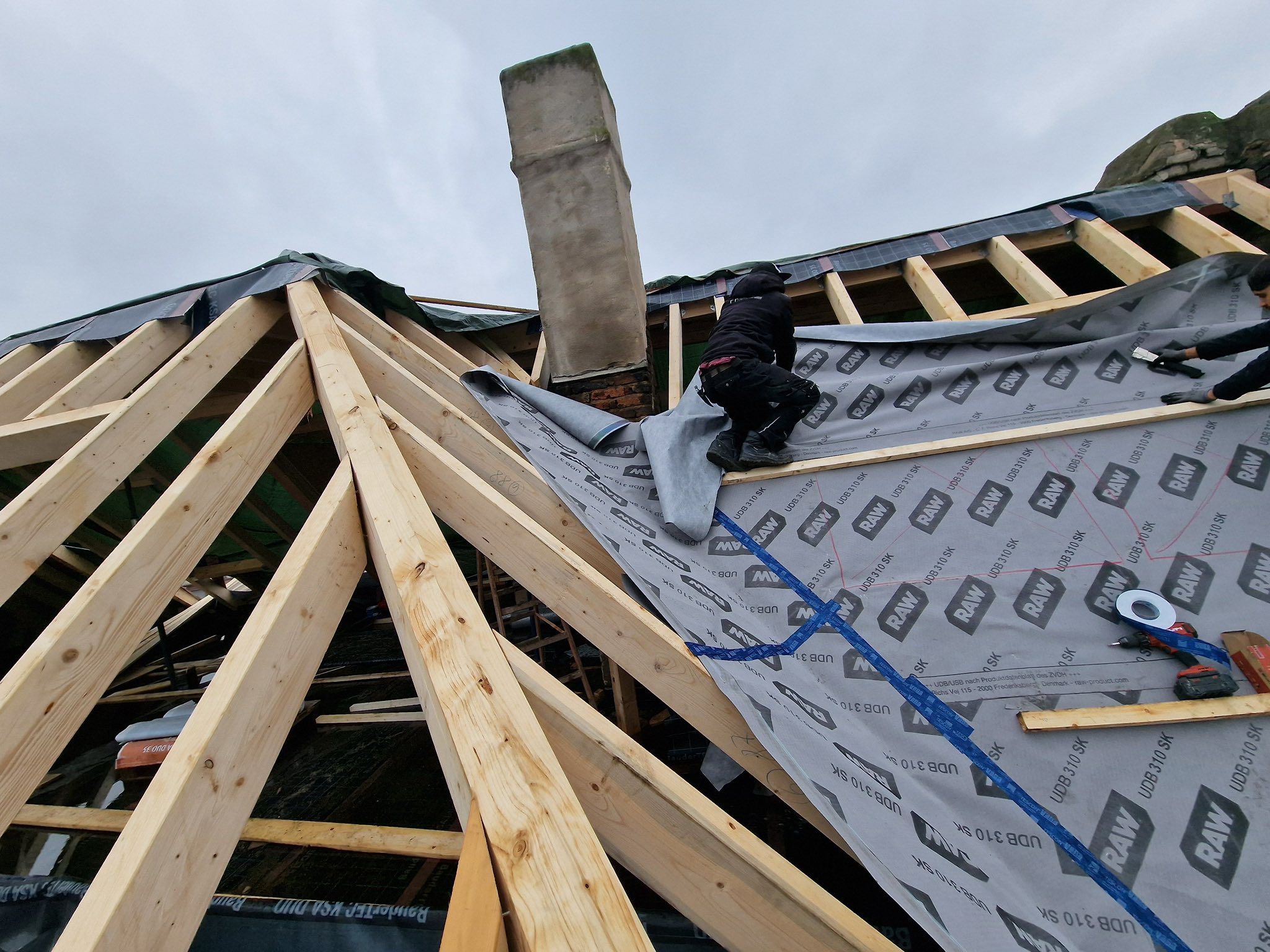 Flachdachaufbau mit Holzbalken und Isoliermaterial – Dachsanierung FuB Wiesbaden
