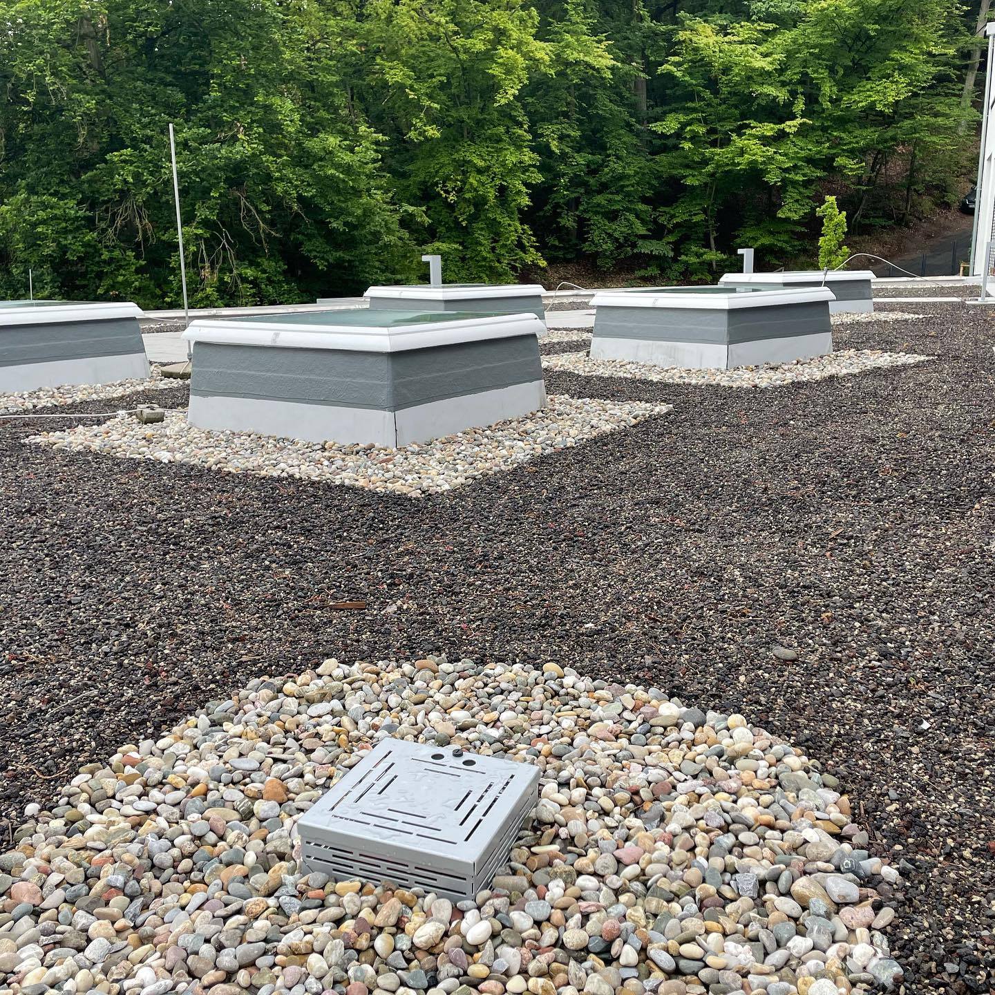 Flachdach mit Lichtkuppeln und Kiesschüttung – Dachsanierung FuB Wiesbaden