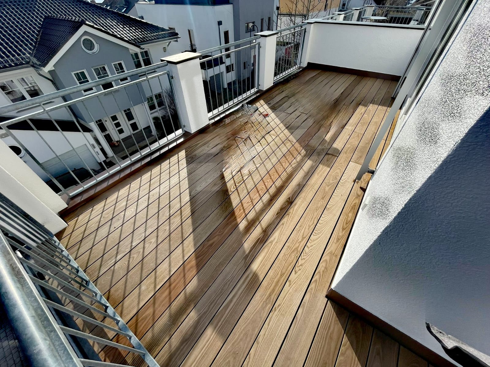 Flachdach mit Terrasse und Balkon auf einem Wohngebäude – Dachdecker FuB Wiesbaden