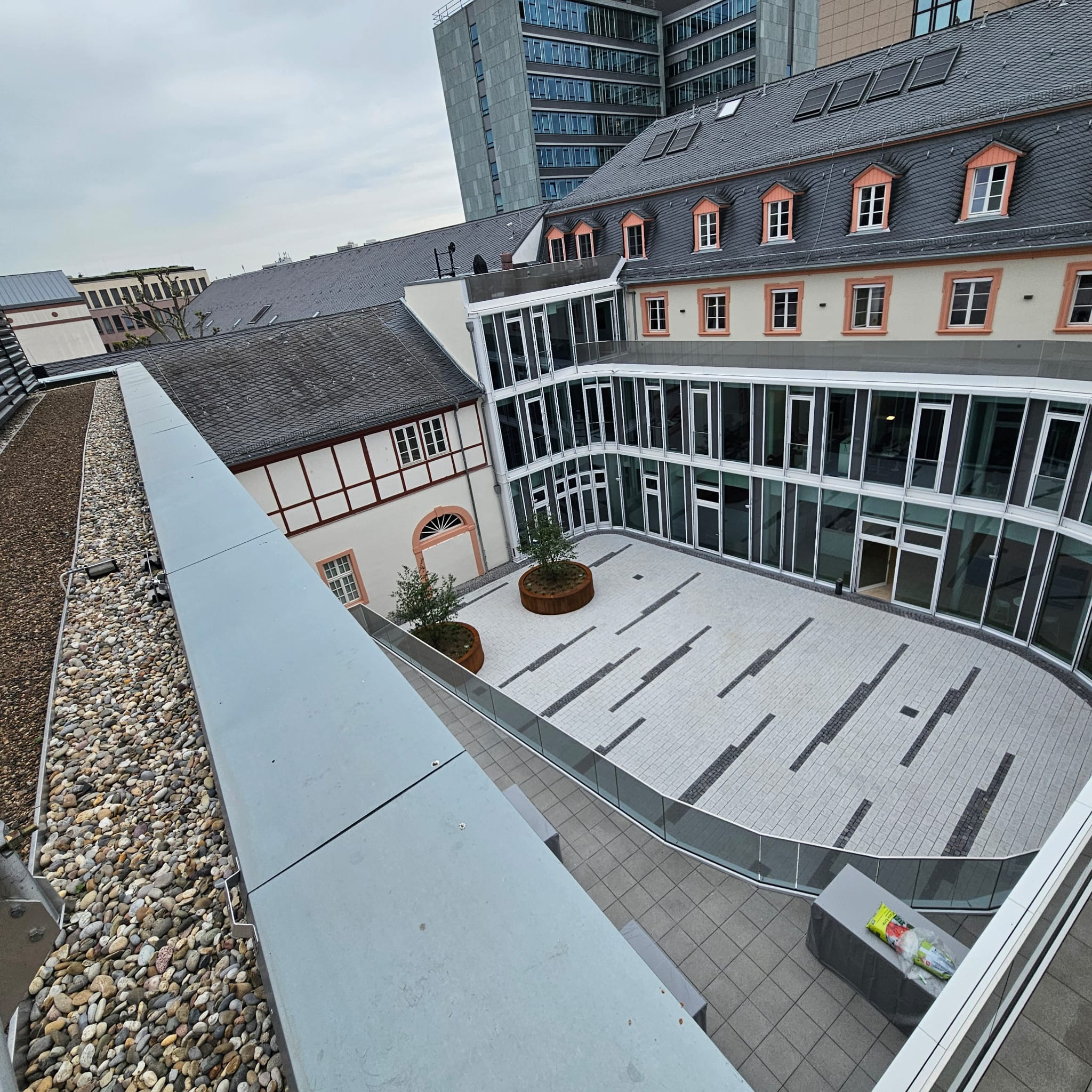 Flachdach mit kombinierter Dachbegrünung und Solaranlage – Dachdecker FuB Wiesbaden