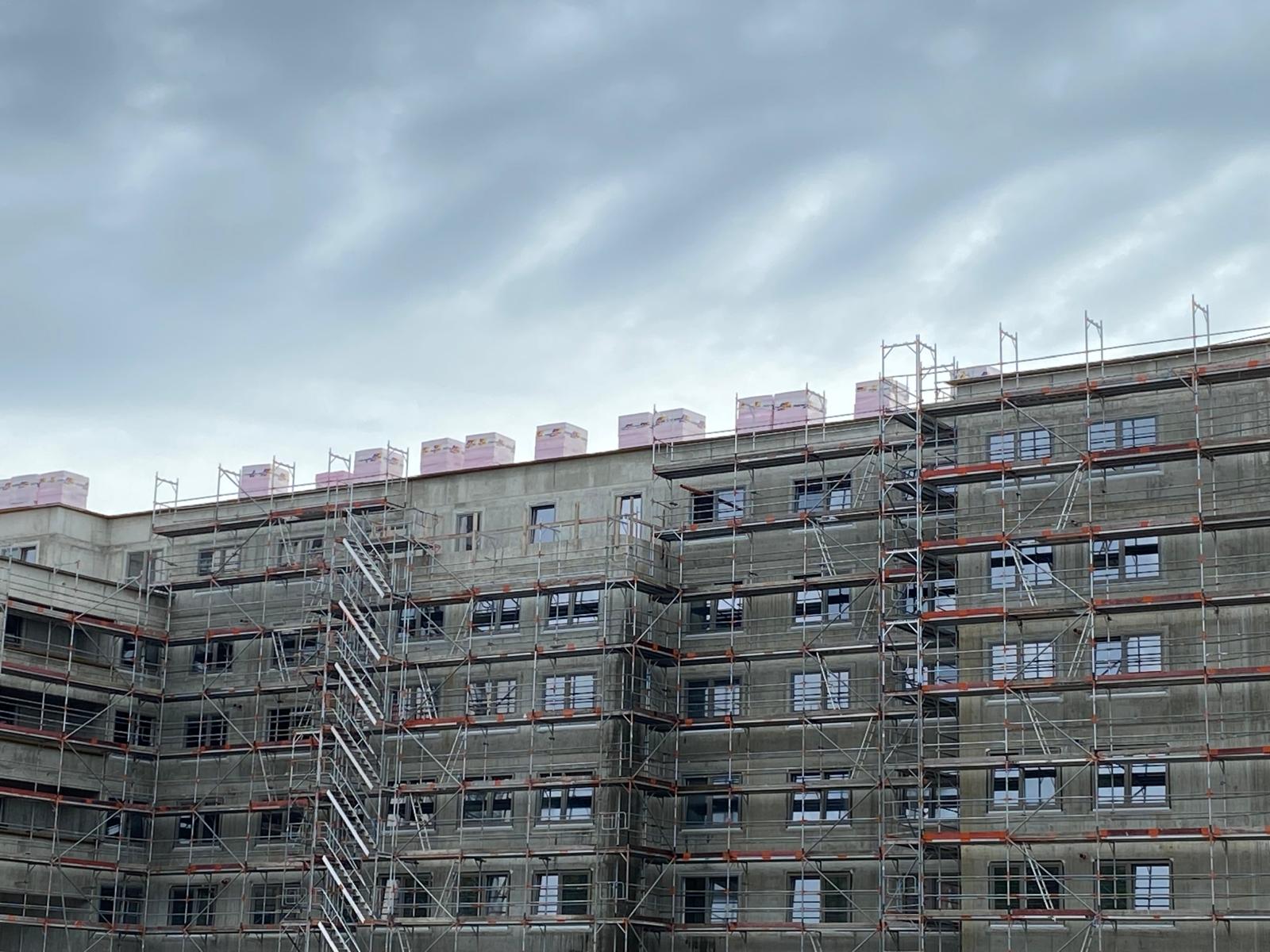 Großbaustelle eines Neubaus mit Flachdach und Lichtkuppeln – Dacharbeiten FuB Wiesbaden