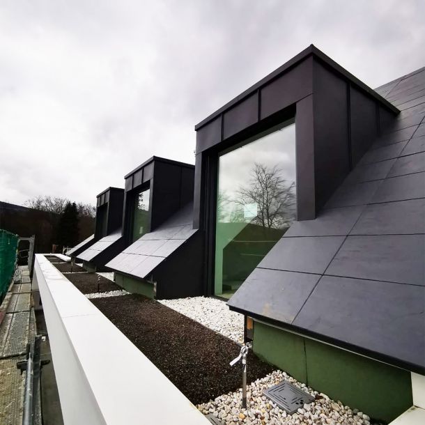 Hochwertige Dachgauben mit großflächiger Verglasung und präziser Metallbekleidung