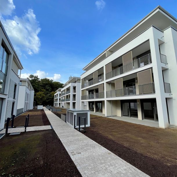 Neubau-Wohnanlage mit moderner Fassadengestaltung und professioneller Flachdachausführung