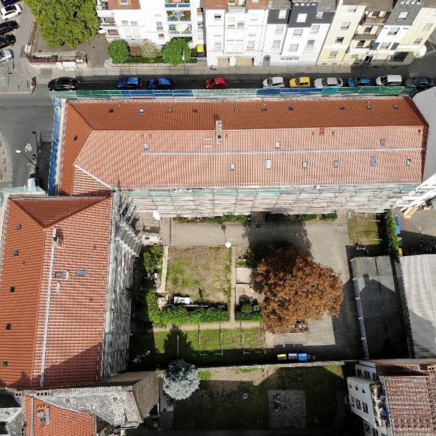 Luftaufnahme einer umfassenden Steildachsanierung mit neu eingedeckten Dachflächen