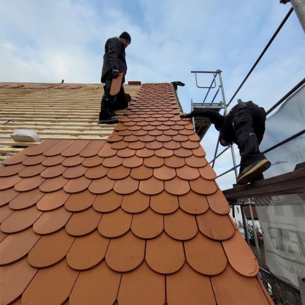 Handwerkliche Präzision bei der Neueindeckung eines Steildachs mit Biberschwanzziegeln