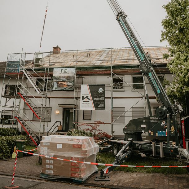 Dachsanierung eines Wohngebäudes mit Kranunterstützung und komplett neuem Steildachaufbau