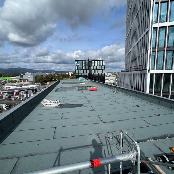 Professionell abgedichtetes Flachdach auf einem modernen Gewerbegebäude in Mainz